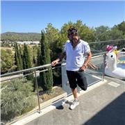 He pasado 5 años viviendo en inglaterra y domino perfectamente el ingles y el español.Dar clases a particulares online a primaria